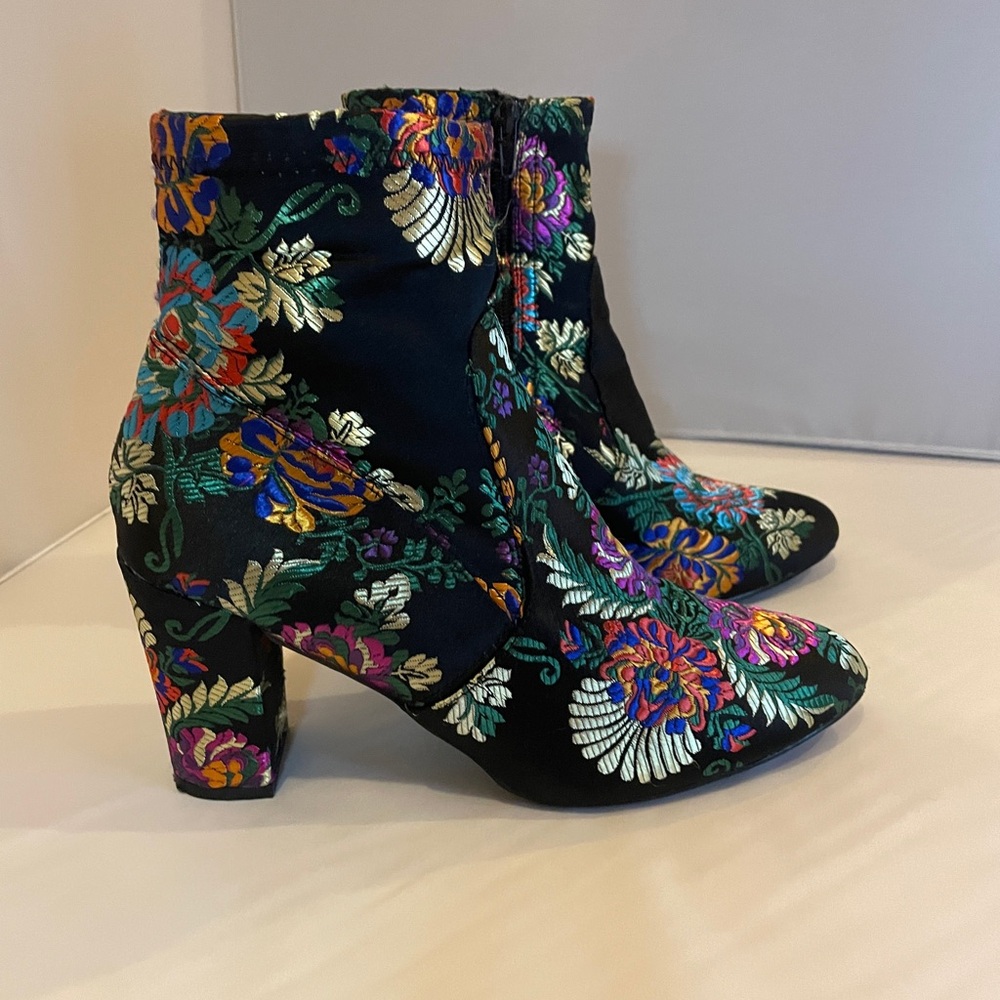 Steve Madden Goldie Embroidered boot Size 9.5